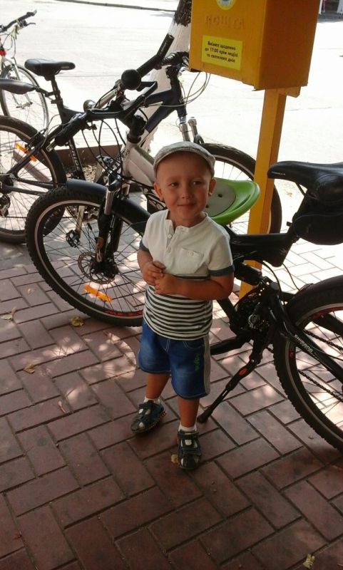 Наш маленький велогонщик Сашко, готується до старту!